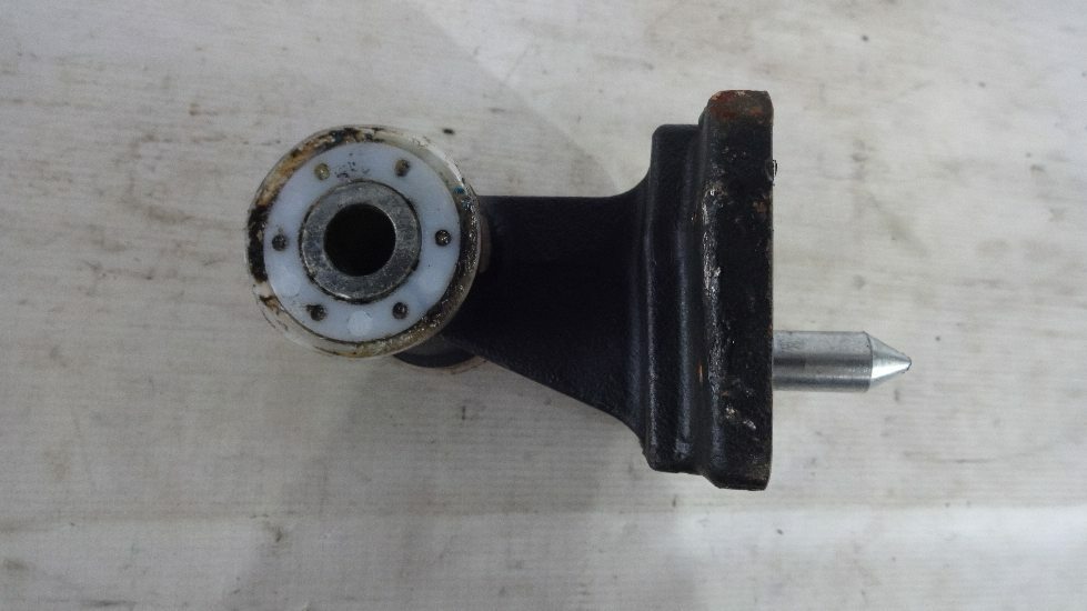 кронштейн стабилизатора кабины нижний б/у - 1